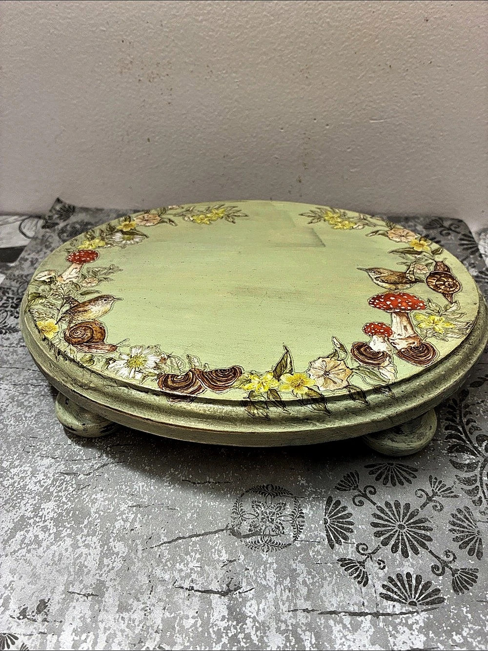 Vintage Style Floral Oval Riser Decor